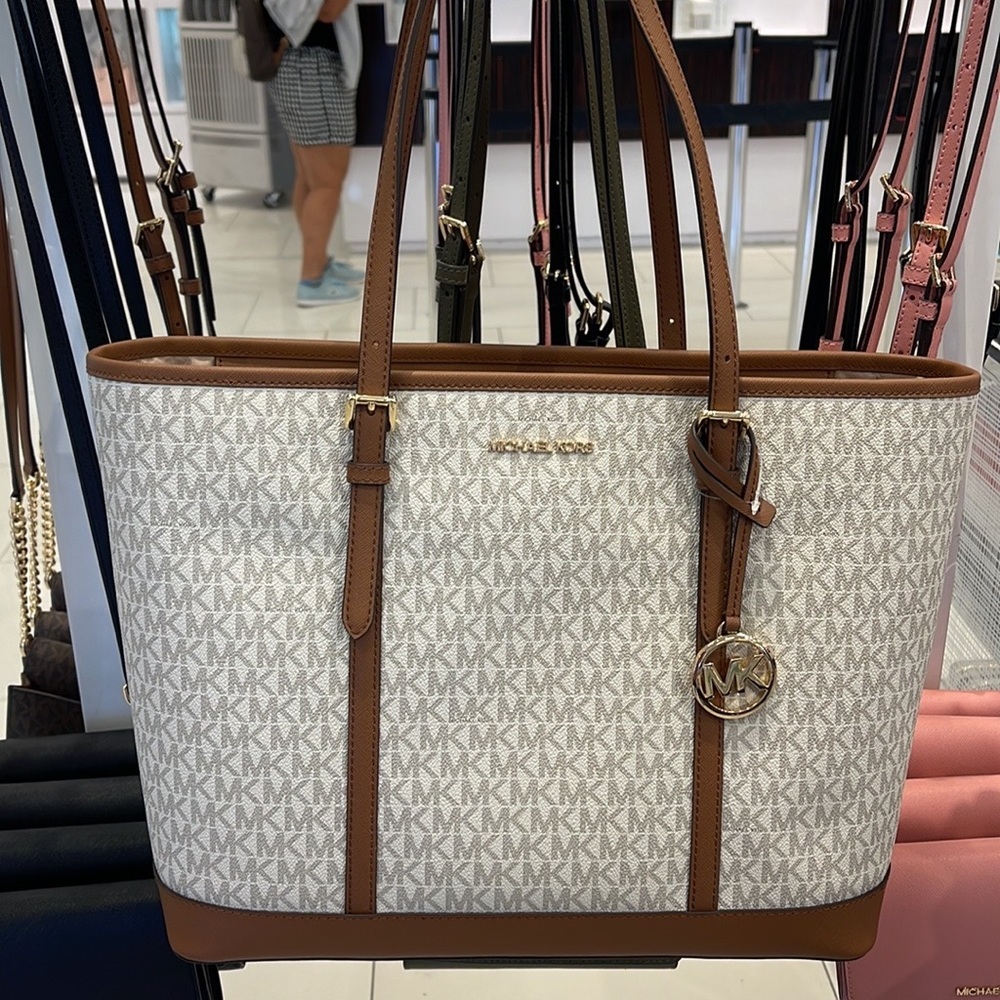 MICHAEL KORS
Jet Set Travel Large Logo Tote Shoulder Bag
COLOR VANILLA
NWT - Picture 10 of 16